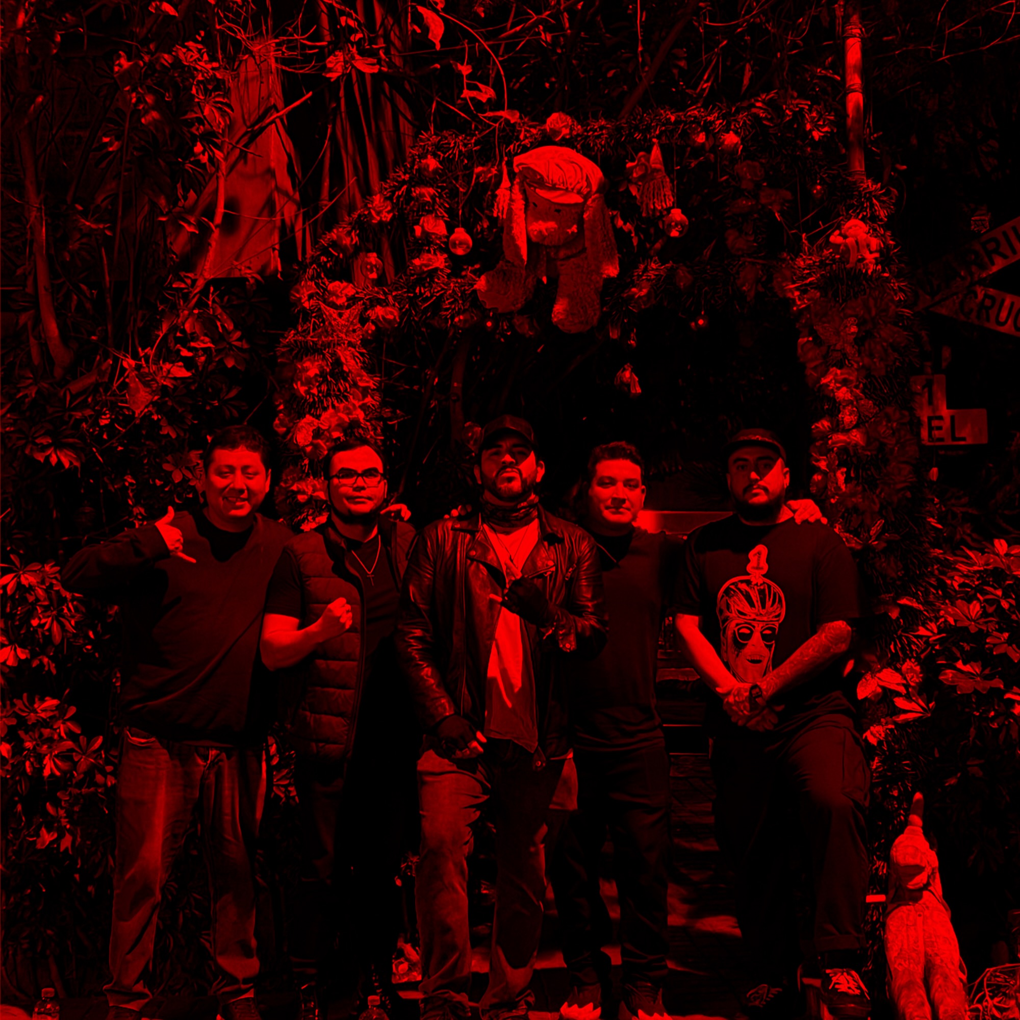 Los cinco integrantes de Kraimz bajo luces rojas
