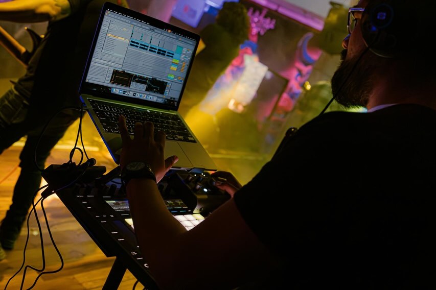 Laptop y controladores de efectos durante un concierto de Kraimz