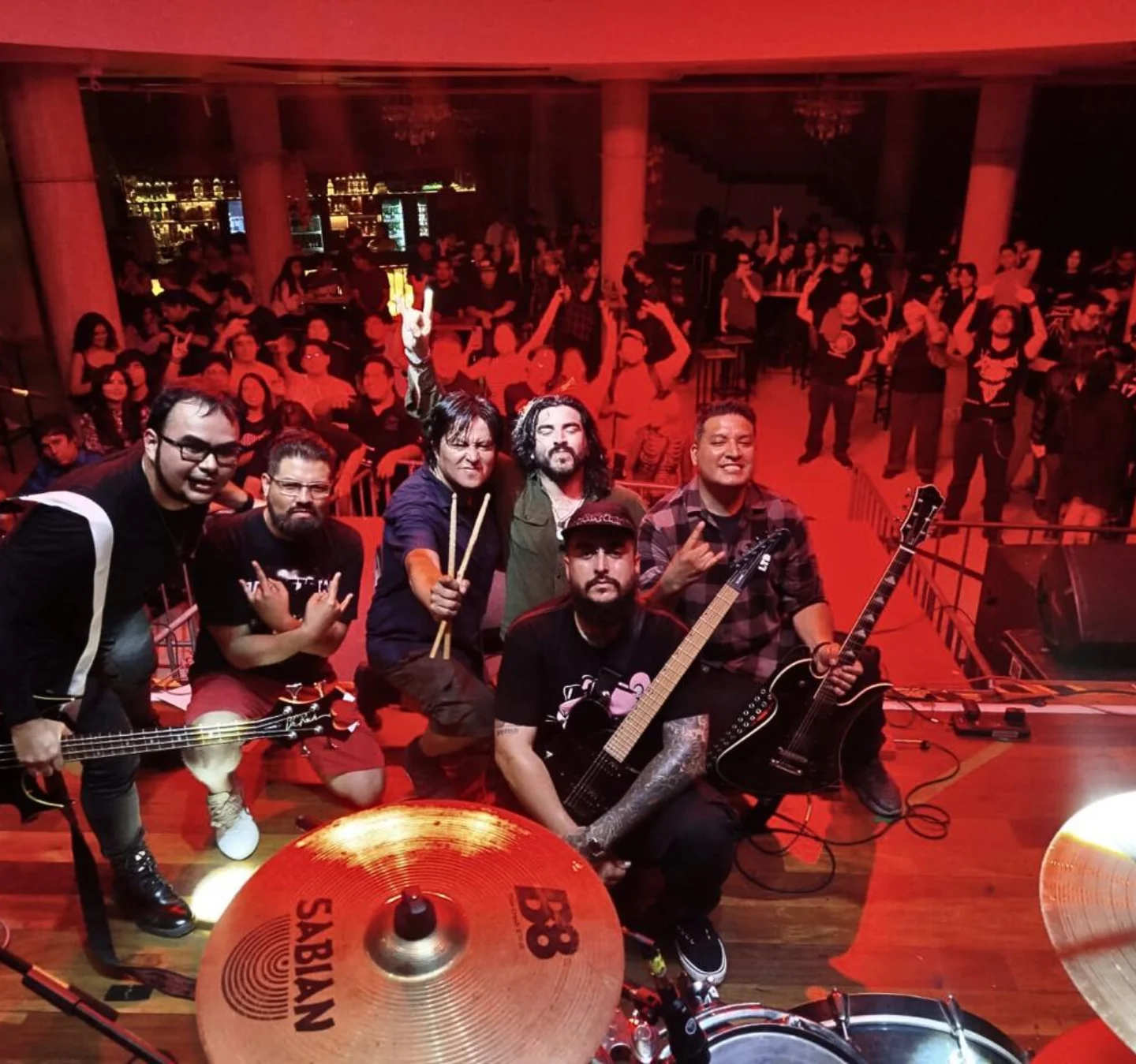 Kraimz junto al público en el Centro de Convenciones Festiva, Lima