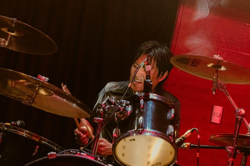 Alejo tocando la batería en un concierto de Kraimz