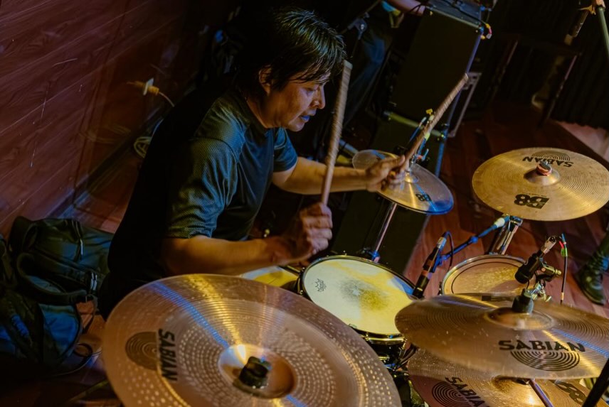 Batería y platillos durante un concierto de Kraimz