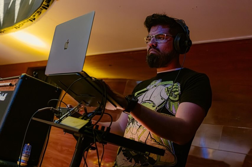 Efectos y sonido desde los controles durante un concierto de Kraimz