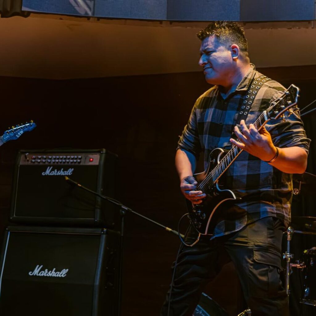 Guitarra y amplificadores durante un concierto de Kraimz